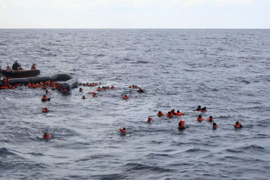 Ναυάγιο ανοιχτά της Τυνησίας με 50 αγνοούμενους μετανάστες